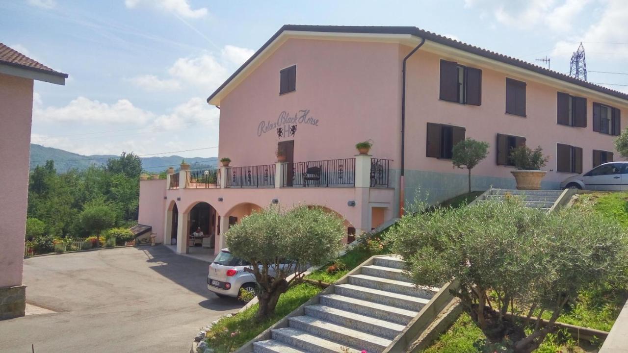 Relais Black Horse Millesimo Exterior photo